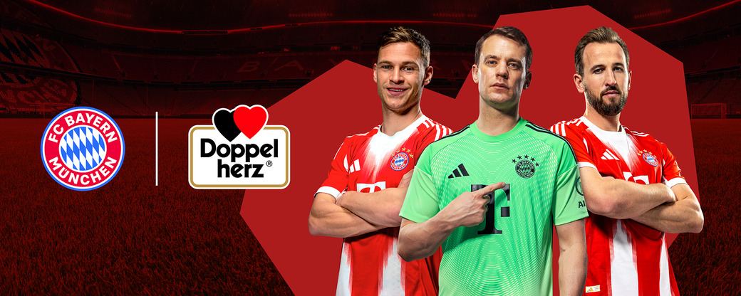 Na slici se nalaze tri fudbalera FC Bayern Munchen, od kojih je jedan golman u zelenoj opremi, dok su ostala dvojica u crvenim dresovima sa belim detaljima. Iza njih je pozadina fudbalskog stadiona. Logo sponzora također se vidi u donjem delu slike.